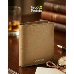 Calvin Klein Billetera Saffiano Caribú